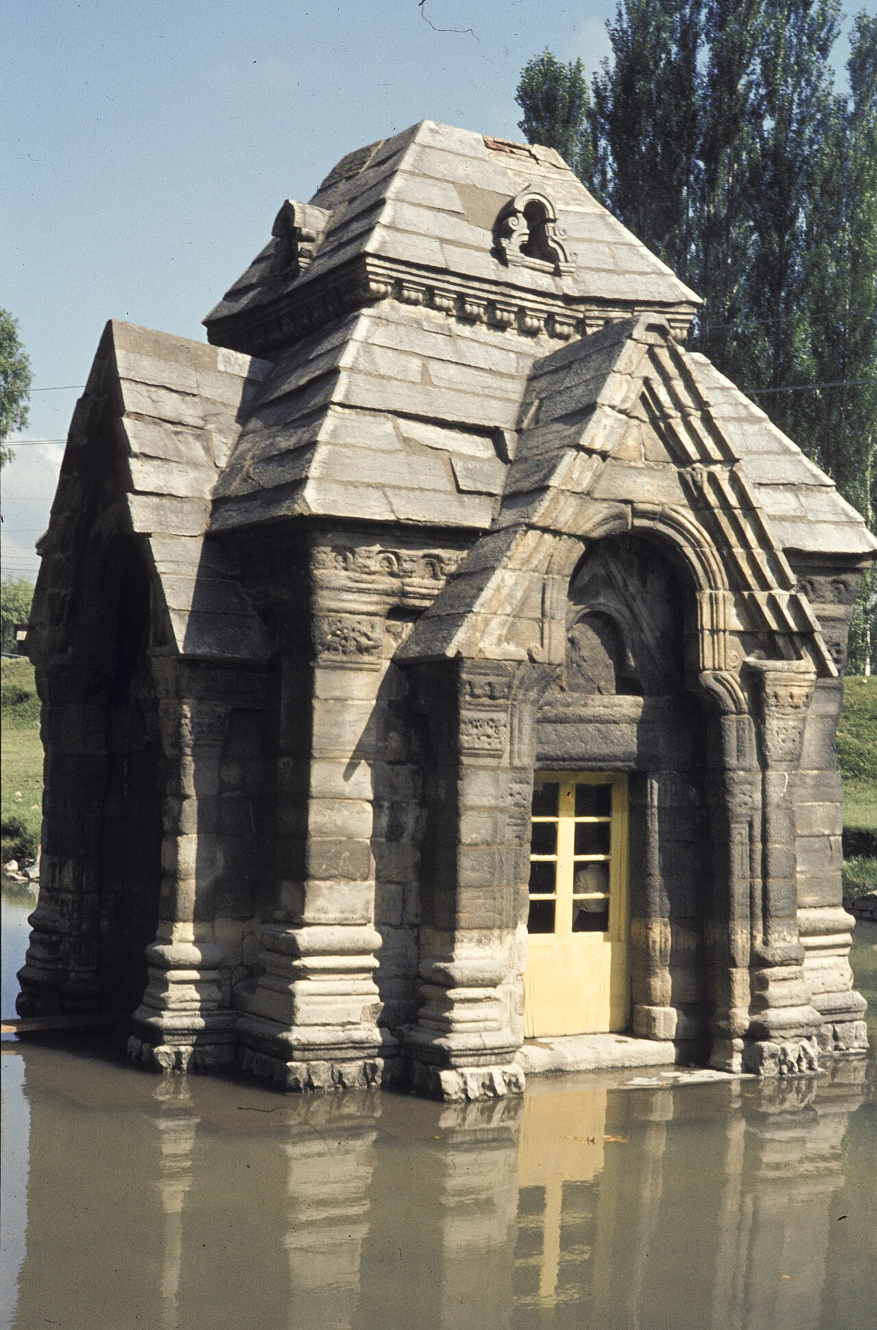 Pandrethan Temple photograph
